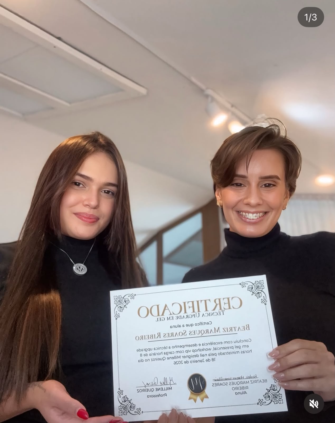 Entrega de certificado numa formação Mille Beauty